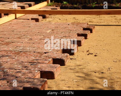 La construction d'une terrasse avec piscine rouge carreaux usés. L'amélioration de la rénovation domiciliaire. Banque D'Images