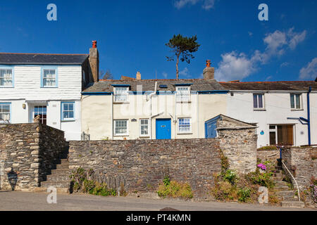 29 Juin 2018 : Port Isaac Cornwall UK - rangée de maisons mitoyennes dans le village, où le Doc Marten séries télé est filmé, canicule au cours de l'été. Banque D'Images