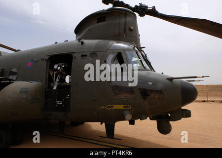 Royal Air Force trois hélicoptères de transport lourd Chinook sont maintenant pleinement opérationnels et soutiennent des opérations de contre-terrorisme français au Mali. Gao - Mali - août 2018. Trois hélicoptères de transport lourd Chinook de la Royal Air Force sont maintenant pleinement opérationnels et soutiennent les opérations antiterroristes françaises au Mali. Gao - Mali - août 2018. Banque D'Images