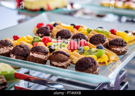 Choix de desserts gâteaux poudings tartes feuilletés crème brûlée Banque D'Images