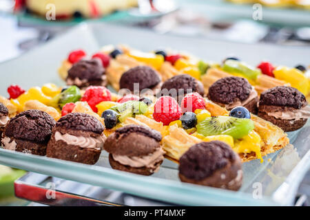 Choix de desserts gâteaux poudings tartes feuilletés crème brûlée Banque D'Images