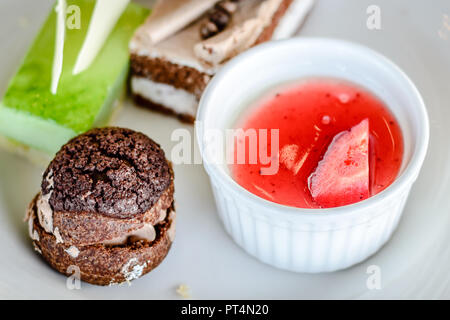 Choix de desserts gâteaux poudings tartes feuilletés crème brûlée Banque D'Images