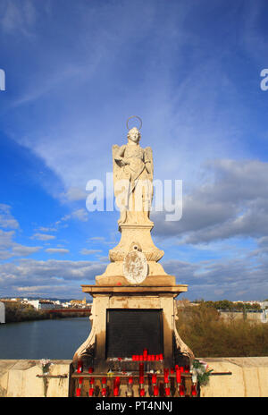 Statue historique de l'Archange Raphaël, saint patron de Cordoue. Il est situé sur le pont romain qui enjambe la rivière. Gaudalquivir Site de l'UNESCO Banque D'Images