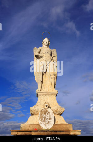 Statue historique de l'Archange Raphaël, saint patron de Cordoue. Il est situé sur le pont romain qui enjambe la rivière. Gaudalquivir Site de l'UNESCO Banque D'Images