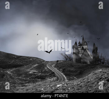 Hause hanté avec peur la route ,effrayant sombre fumée cimetière gris clair sur un fond noir Halloween concept Banque D'Images