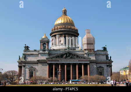 La cathédrale St Isaac, qui est la 4ème plus grande cathédrale du monde en dôme, se trouve sur la place St Isaac à Saint-Pétersbourg, en Russie. Banque D'Images