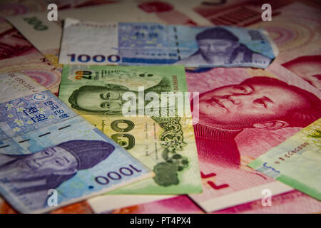 Won sud-coréen, RMB chinois et Thai baht billets. Vue rapprochée Banque D'Images