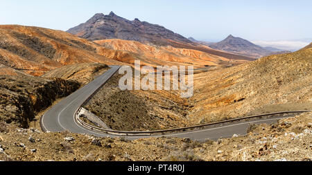 Traversée de la route paysage volcanique dans Fuertevendura, Îles Canaries Banque D'Images