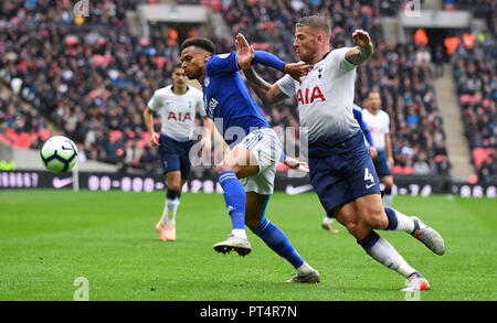 La ville de Cardiff Josh Murphy (à gauche) et Tottenham Hotspur est Toby Alderweireld bataille pour la balle durant le premier match de championnat au stade de Wembley, Londres. Banque D'Images