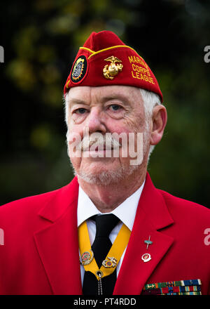 Vétéran de l'US Marine portant un bonnet rouge et ses médailles au défilé du jour du Souvenir, à Londres. Banque D'Images