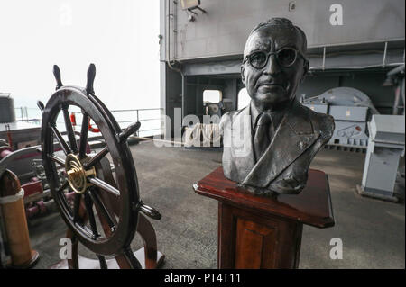 Un buste de l'ancien président américain Harry S. Truman à bord de la classe Nimitz US porte-avions USS Harry S. Truman, après son arrivée à Stokes Bay, Hampshire, au cours d'une visite à Portsmouth. Banque D'Images