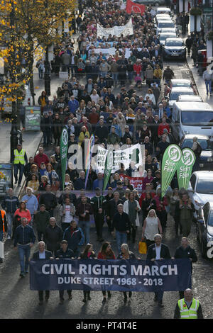 Les gens prennent part à une Sinn Fein a organisé les droits civils mars à Londonderry pour commémorer le 50e anniversaire d'une marche qui a été attaqué par la police dans la ville. Banque D'Images