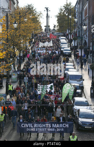 Les gens prennent part à une Sinn Fein a organisé les droits civils mars à Londonderry pour commémorer le 50e anniversaire d'une marche qui a été attaqué par la police dans la ville. Banque D'Images