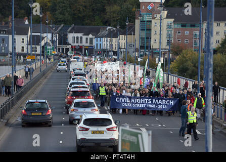 Les gens prennent part à une Sinn Fein a organisé les droits civils mars à Londonderry pour commémorer le 50e anniversaire d'une marche qui a été attaqué par la police dans la ville. Banque D'Images