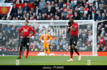 Paul Pogba Manchester United (à droite) et Chris Smalling regarder déprimés ayant reconnu le deuxième but au cours de la Premier League match à Old Trafford, Manchester. Banque D'Images