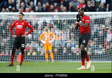 Paul Pogba Manchester United (à droite) et Chris Smalling regarder déprimés ayant reconnu le deuxième but au cours de la Premier League match à Old Trafford, Manchester. Banque D'Images