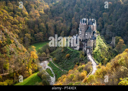 L'automne au château d'Eltz en Allemagne Banque D'Images