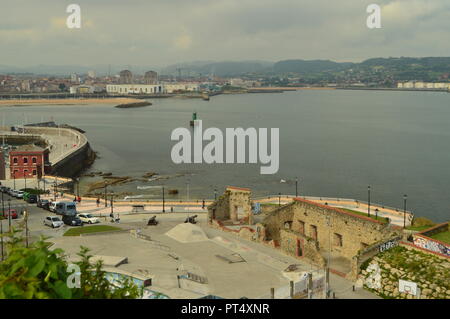 Port de commerce vu depuis le parc de Cimadevilla à Gijon. Nature, voyages, vacances, villes. Le 31 juillet 2018. Gijon, Asturias, Espagne. Banque D'Images