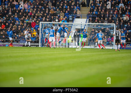 Portsmouth, Royaume-Uni. 06 Oct, 2018. Au cours de l'EFL Sky Bet League 1 match entre Portsmouth et Gillingham à Fratton Park, Portsmouth, Angleterre le 6 octobre 2018. Photo de Simon Carlton. Usage éditorial uniquement, licence requise pour un usage commercial. Aucune utilisation de pari, de jeux ou d'un seul club/ligue/dvd publications. Credit : UK Sports Photos Ltd/Alamy Live News Banque D'Images