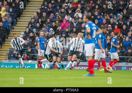 Portsmouth, Royaume-Uni. 06 Oct, 2018. Tom Eaves de Gillingham rouleaux loin après avoir marqué au cours de l'EFL Sky Bet League 1 match entre Portsmouth et Gillingham à Fratton Park, Portsmouth, Angleterre le 6 octobre 2018. Photo de Simon Carlton. Usage éditorial uniquement, licence requise pour un usage commercial. Aucune utilisation de pari, de jeux ou d'un seul club/ligue/dvd publications. Credit : UK Sports Photos Ltd/Alamy Live News Banque D'Images