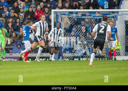 Portsmouth, Royaume-Uni. 06 Oct, 2018. Tom Eaves de Gillingham rouleaux loin après avoir marqué au cours de l'EFL Sky Bet League 1 match entre Portsmouth et Gillingham à Fratton Park, Portsmouth, Angleterre le 6 octobre 2018. Photo de Simon Carlton. Usage éditorial uniquement, licence requise pour un usage commercial. Aucune utilisation de pari, de jeux ou d'un seul club/ligue/dvd publications. Credit : UK Sports Photos Ltd/Alamy Live News Banque D'Images