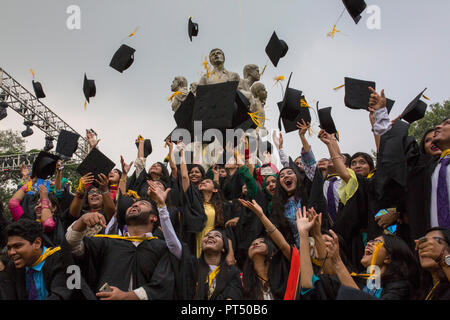 Dhaka, Bangladesh. 6 octobre 2018. Un groupe de diplômés exprimant leur joie devant la sculpture Raju à TSC, sur la 51ème convocation des étudiants de l'Université de Dhaka au Bangladesh , le Bangladesh le 06 octobre, 2018. L'Université de Dhaka ou simplement du, est la plus ancienne université en Bangladesh moderne. Créé au cours de l'empire britannique des Indes en 1921, il a acquis une réputation comme le "Oxford de l'Est' au cours de ses premières années et a contribué de façon significative à l'histoire moderne du Bangladesh. Zakir Hossain Chowdhury Crédit : zakir/Alamy Live News Banque D'Images