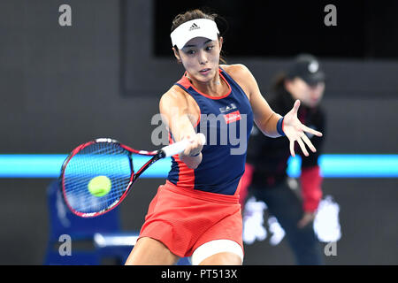 Beijing, Chine. 6 Oct, 2018. Wang Qiang de la Chine renvoie la balle au cours de la demi-finale dames contre Caroline Wozniacki du Danemark au tournoi de tennis Open de Chine à Beijing, Chine, le 6 octobre 2018. Wang Qiang a perdu 0-2. Credit : Liu Shandong/Xinhua/Alamy Live News Banque D'Images