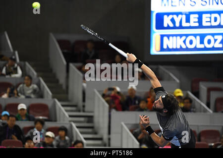 (181006) -- BEIJING, 6 octobre 2018 (Xinhua) -- Nikoloz Basilashvili de Géorgie sert pendant la demi-finale du tournoi contre Kyle Edmund de la Grande-Bretagne à la Chine Open de tennis à Beijing, capitale de Chine, le 6 octobre 2018. Nikoloz Basilashvili a gagné 2-0. (Xinhua/Zhang Chenlin) Banque D'Images