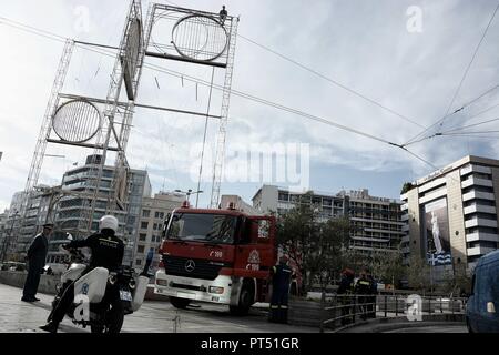 5 octobre 2018 - Athènes, Grèce - Un véhicule des sapeurs-pompiers et de la police vu au cours du sauvetage d'un homme du haut d'une sculpture de métal..Un homme est montée jusqu'à une sculpture de métal et a menacé de se suicider à la place Omonia, le centre d'Athènes. L'homme a été levée à l'aide d'une grue par les pompiers. (Crédit Image : © Giorgos Zachos/SOPA des images à l'aide de Zuma sur le fil) Banque D'Images