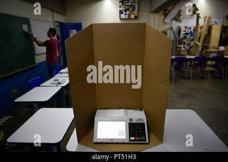 DF - Brasilia - 10/6/2018 - L'arrangement des zones électorales - Les bénévoles et les responsables de l'expérience TRE organiser zones électorales pour les élections. Photo : Mateus Bonomi / AGIF Banque D'Images