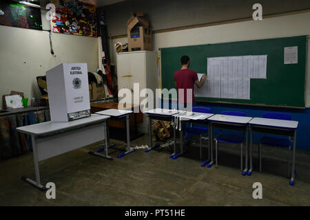 DF - Brasilia - 10/6/2018 - L'arrangement des zones électorales - Les bénévoles et les responsables de l'expérience TRE organiser zones électorales pour les élections. Photo : Mateus Bonomi / AGIF Banque D'Images