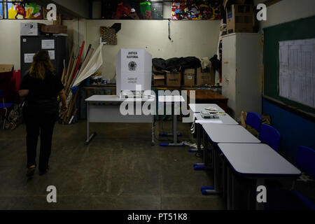 DF - Brasilia - 10/6/2018 - L'arrangement des zones électorales - Les bénévoles et les responsables de l'expérience TRE organiser zones électorales pour les élections. Photo : Mateus Bonomi / AGIF Banque D'Images