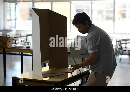 DF - Brasilia - 10/6/2018 - L'arrangement des zones électorales - Les bénévoles et les responsables de l'expérience TRE organiser zones électorales pour les élections. Photo : Mateus Bonomi / AGIF Banque D'Images