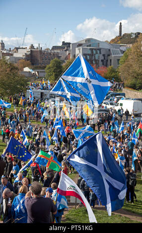 Edinburgh, Ecosse, Royaume-Uni. 6 octobre 2018. "Tous sous une même bannière Mars' est allé de l'avant avec des dizaines de milliers de supporters écossais brandissant des drapeaux et bannières en dépit d'une menace d'une interdiction à mars dans Holyrood Park. Beaucoup avaient un pique-nique. La marche a débuté à Johnstone terrasse donnant le Royal Mile et le rassemblement a eu lieu à Holyrood Park. L'un des orateurs était Tommy Sheridan Parti Socialiste. Les motards pour l'indépendance ont été applaudis dans le parc par la foule. Banque D'Images