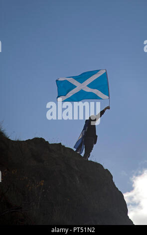 Edinburgh, Ecosse, Royaume-Uni. 6 octobre 2018. "Tous sous une même bannière Mars' est allé de l'avant avec des dizaines de milliers de supporters écossais brandissant des drapeaux et bannières en dépit d'une menace d'une interdiction à mars dans Holyrood Park. Beaucoup avaient un pique-nique. La marche a débuté à Johnstone terrasse donnant l'Edinburgh, Ecosse, Royaume-Uni. 6 octobre 2018. "Tous sous une même bannière Mars' est allé de l'avant avec des dizaines de milliers de supporters écossais brandissant des drapeaux et bannières en dépit d'une menace d'une interdiction à mars dans Holyrood Park. Banque D'Images