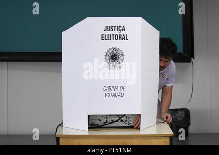 DF - Brasilia - 10/6/2018 - L'arrangement des zones électorales - Les bénévoles et les responsables de l'expérience TRE organiser zones électorales pour les élections. Photo : Mateus Bonomi / AGIF Banque D'Images