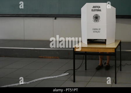 DF - Brasilia - 10/6/2018 - L'arrangement des zones électorales - Les bénévoles et les responsables de l'expérience TRE organiser zones électorales pour les élections. Photo : Mateus Bonomi / AGIF Banque D'Images