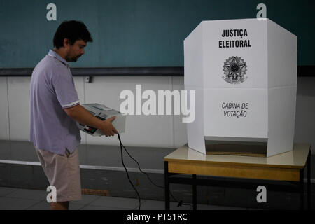 DF - Brasilia - 10/6/2018 - L'arrangement des zones électorales - Les bénévoles et les responsables de l'expérience TRE organiser zones électorales pour les élections. Photo : Mateus Bonomi / AGIF Banque D'Images