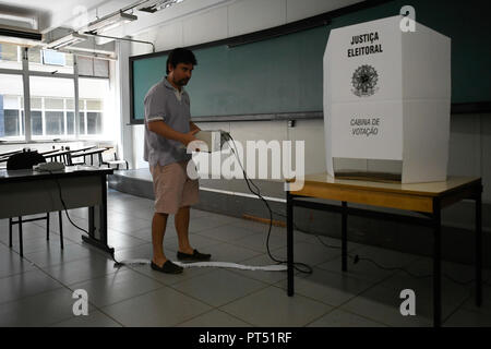 DF - Brasilia - 10/6/2018 - L'arrangement des zones électorales - Les bénévoles et les responsables de l'expérience TRE organiser zones électorales pour les élections. Photo : Mateus Bonomi / AGIF Banque D'Images