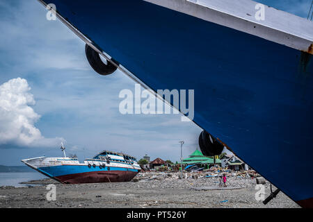 Palu, Central Sulawesi, Indonésie. 15 Oct, 2018. Vu les navires échoués sur terre après le séisme et tsunami dans le village.Un séisme de magnitude 7,5 et le tsunami causé par elle a détruit la ville de Palu et une grande partie de la zone dans le centre de Sulawesi. Selon les responsables, victimes des terribles tremblement de terre et du tsunami s'élève à 1 480, près de 800 personnes dans les hôpitaux sont gravement blessés et quelque 62 000 personnes ont été déplacées dans 24 camps autour de la région. Credit : Hariandi Hafid/SOPA Images/ZUMA/Alamy Fil Live News Banque D'Images