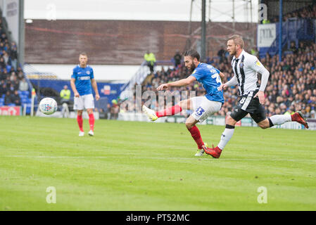 Portsmouth, Royaume-Uni. 6 octobre 2018. Ben fermer de Portsmouth pousses durant l'EFL Sky Bet League 1 match entre Portsmouth et Gillingham à Fratton Park, Portsmouth, Angleterre le 6 octobre 2018. Photo de Simon Carlton. Usage éditorial uniquement, licence requise pour un usage commercial. Aucune utilisation de pari, de jeux ou d'un seul club/ligue/dvd publications. Credit : UK Sports Photos Ltd/Alamy Live News Banque D'Images