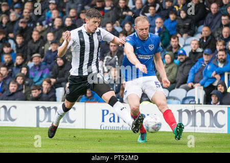 Portsmouth, Royaume-Uni. 6 octobre 2018. Alex Lacey de Gillingham tente d'arrêter Matthew Clarke de Portsmouth de traverser au cours de l'EFL Sky Bet League 1 match entre Portsmouth et Gillingham à Fratton Park, Portsmouth, Angleterre le 6 octobre 2018. Photo de Simon Carlton. Usage éditorial uniquement, licence requise pour un usage commercial. Aucune utilisation de pari, de jeux ou d'un seul club/ligue/dvd publications. Credit : UK Sports Photos Ltd/Alamy Live News Banque D'Images