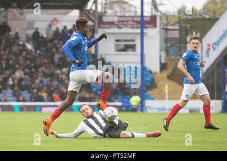 Portsmouth, Royaume-Uni. 6 octobre 2018. Luke O'Neill de Gillingham aborde Jamal Lowe de Portsmouth au cours de l'EFL Sky Bet League 1 match entre Portsmouth et Gillingham à Fratton Park, Portsmouth, Angleterre le 6 octobre 2018. Photo de Simon Carlton. Usage éditorial uniquement, licence requise pour un usage commercial. Aucune utilisation de pari, de jeux ou d'un seul club/ligue/dvd publications. Credit : UK Sports Photos Ltd/Alamy Live News Banque D'Images