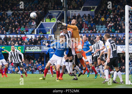 Portsmouth, Royaume-Uni. 6 octobre 2018. Tomáš Holý de Gillingham poinçons clair au cours de l'EFL Sky Bet League 1 match entre Portsmouth et Gillingham à Fratton Park, Portsmouth, Angleterre le 6 octobre 2018. Photo de Simon Carlton. Usage éditorial uniquement, licence requise pour un usage commercial. Aucune utilisation de pari, de jeux ou d'un seul club/ligue/dvd publications. Credit : UK Sports Photos Ltd/Alamy Live News Banque D'Images