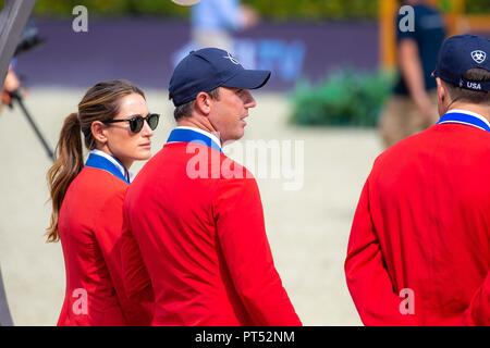 Barcelone, Espagne. 6 octobre 2018. Gagnant. Jessica Springsteen. USA. Parle à son coéquipier Andy Kocher. Bien sûr à pied..USA Queen's Cup. Longines Jumping FEI Nations Cup Final. Concours hippique. Barcelone. L'Espagne. Jour 2.06/10/2018. Credit : Sport en images/Alamy Live News Banque D'Images