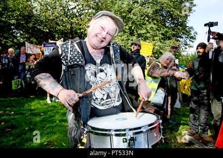 Preston, Royaume-Uni. 6 octobre 2018. Un batteur rejoint les militants anti fracturation hydraulique à l'extérieur de la prison où trois militants, Richard Loizou, Richard Roberts et Simon, Blevins sont eu lieu après avoir reçu des peines de prison pour les mesures qu'ils ont pris à Preston New Road où la fracturation hydraulique doit avoir lieu. Preston, 6 octobre 2018 (C)Barbara Cook/Alamy Live News Banque D'Images