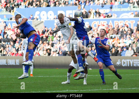 Stade Liberty, Swansea, Royaume-Uni. 6 Oct, 2018. L'EFL championnat de football, Swansea City contre Ipswich Town ; Oliver McBurnie de Swansea City têtes à crédit Objectif : Action Plus Sport/Alamy Live News Banque D'Images