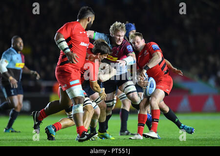 Londres, Royaume-Uni. 6 octobre 2018. Renaldo Bothma d'Arlequins est abordé au cours de Premiership match entre Gallagher et Saracens Harlequins au stade de Twickenham Stoop le Samedi, 06 octobre 2018. Londres en Angleterre. (Usage éditorial uniquement, licence requise pour un usage commercial. Aucune utilisation de pari, de jeux ou d'un seul club/ligue/dvd publications.). Credit : Taka Wu/Alamy Live News Banque D'Images