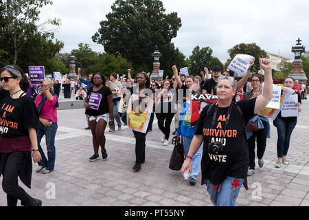 Washington, Etats-Unis, 6 octobre 2018 : le jour du vote final pour confirmer Brett Kavanaugh à la Cour suprême des États-Unis, des milliers de militants démocrates protestation devant le bâtiment de la Cour suprême et le Capitole. Credit : B Christopher/Alamy Live News Banque D'Images