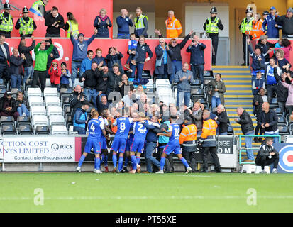 Swansea, Royaume-Uni. 6 octobre 2018. Les joueurs d'Ipswich Town célébrer après l'Trevoh Chalobah 84e minute but gagnant avec supporters en déplacement. Match de championnat Skybet EFL, Swansea City v Ipswich Town au Liberty Stadium de Swansea, Pays de Galles du Sud le samedi 6 octobre 2018. Ce droit ne peut être utilisé qu'à des fins rédactionnelles. Usage éditorial uniquement, licence requise pour un usage commercial. Aucune utilisation de pari, de jeux ou d'un seul club/ligue/dvd publications. Photos par Phil Rees/Andrew Orchard la photographie de sport/Alamy live news Banque D'Images